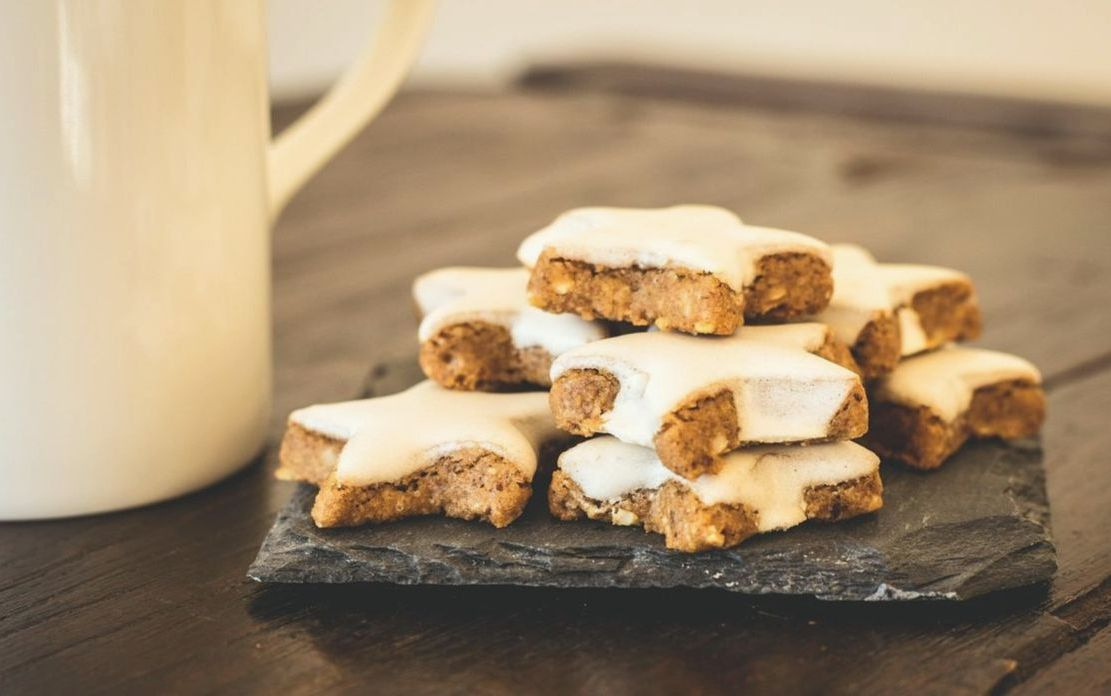 La fachada del blog de repostería en una esquina soleada